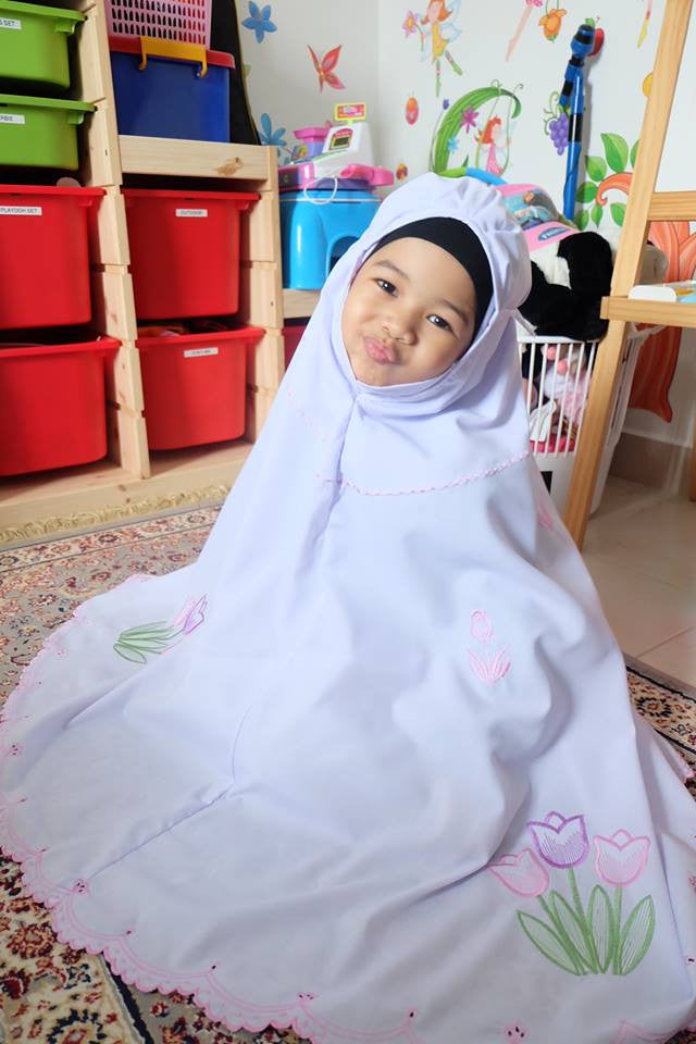 Telekung kanak-kanak ini dibeli oleh ibunya agar anaknya yang berumur 5 tahun dapat belajar bagaimana pengalaman solat jemaah ke haji. Alhamdulillah. Ibunya memberitahu Zaahara bahawa kanak-kanak ini sudah mula cintakan solat kerana telekung kanak-kanak y