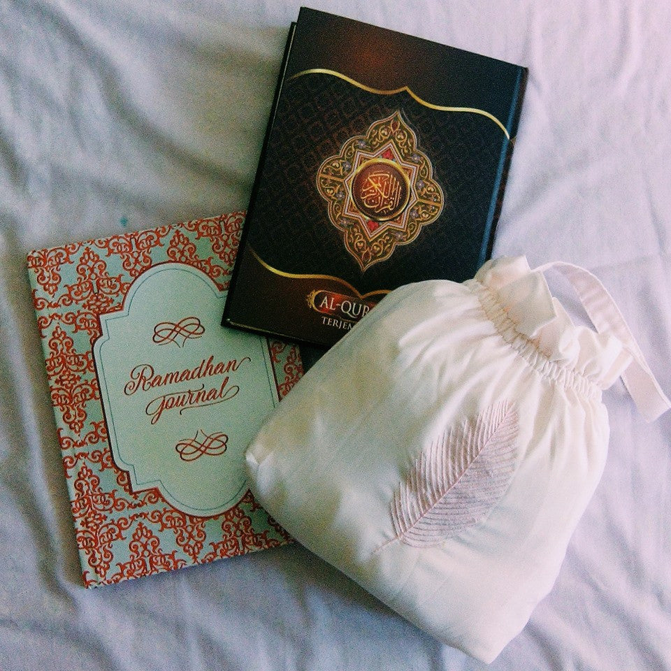 Travel Telekung ringan dan mudah dibawa diperbuat dari kain cotton cina (Chinese cotton). Travel telekung cotton ini beratnya 600g dan tidak akan terbang bila ditiup angin seperti travel telekung lain. Travel telekung cotton ini mudah dibawa ke mana-mana