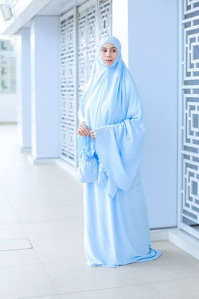 Travel Telekung ringan dan mudah dibawa diperbuat dari kain cotton cina (Chinese cotton). Travel telekung cotton ini beratnya 600g dan tidak akan terbang bila ditiup angin seperti travel telekung lain. Travel telekung cotton ini mudah dibawa ke mana-mana