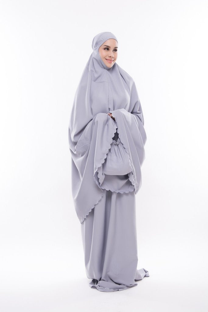 Travel Telekung ringan dan mudah dibawa diperbuat dari kain cotton cina (Chinese cotton). Travel telekung cotton ini beratnya 600g dan tidak akan terbang bila ditiup angin seperti travel telekung lain. Travel telekung cotton ini mudah dibawa ke mana-mana 
