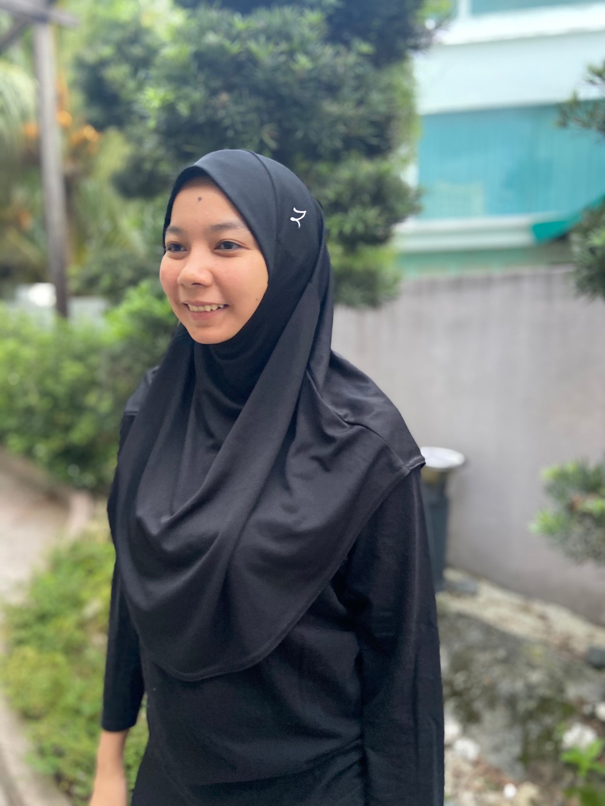 Sports Hijab hitam untuk Muslimah. Lembut dan ringan.