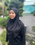 Sports Hijab hitam untuk Muslimah. Lembut dan ringan.