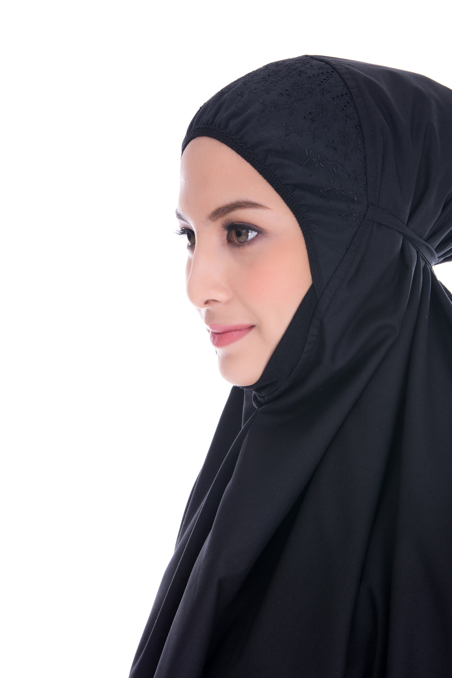 Telekung Cotton Black made with pockets for inserting light stuffs. Its material is cooling and comfortable to be worn.