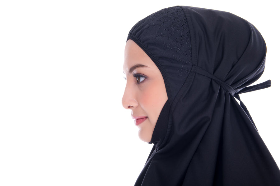Telekung Cotton Black made with pockets for inserting light stuffs. Its material is cooling and comfortable to be worn.