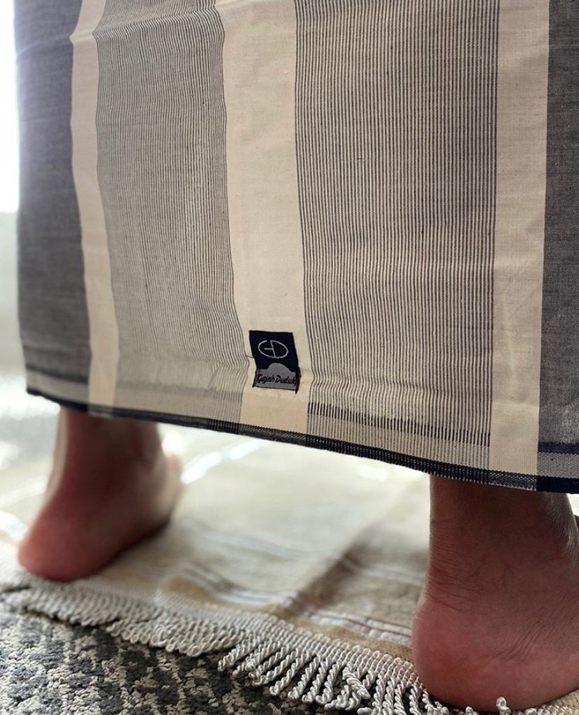 Close-up motif hitam putih pada kain pelikat Gajah Duduk