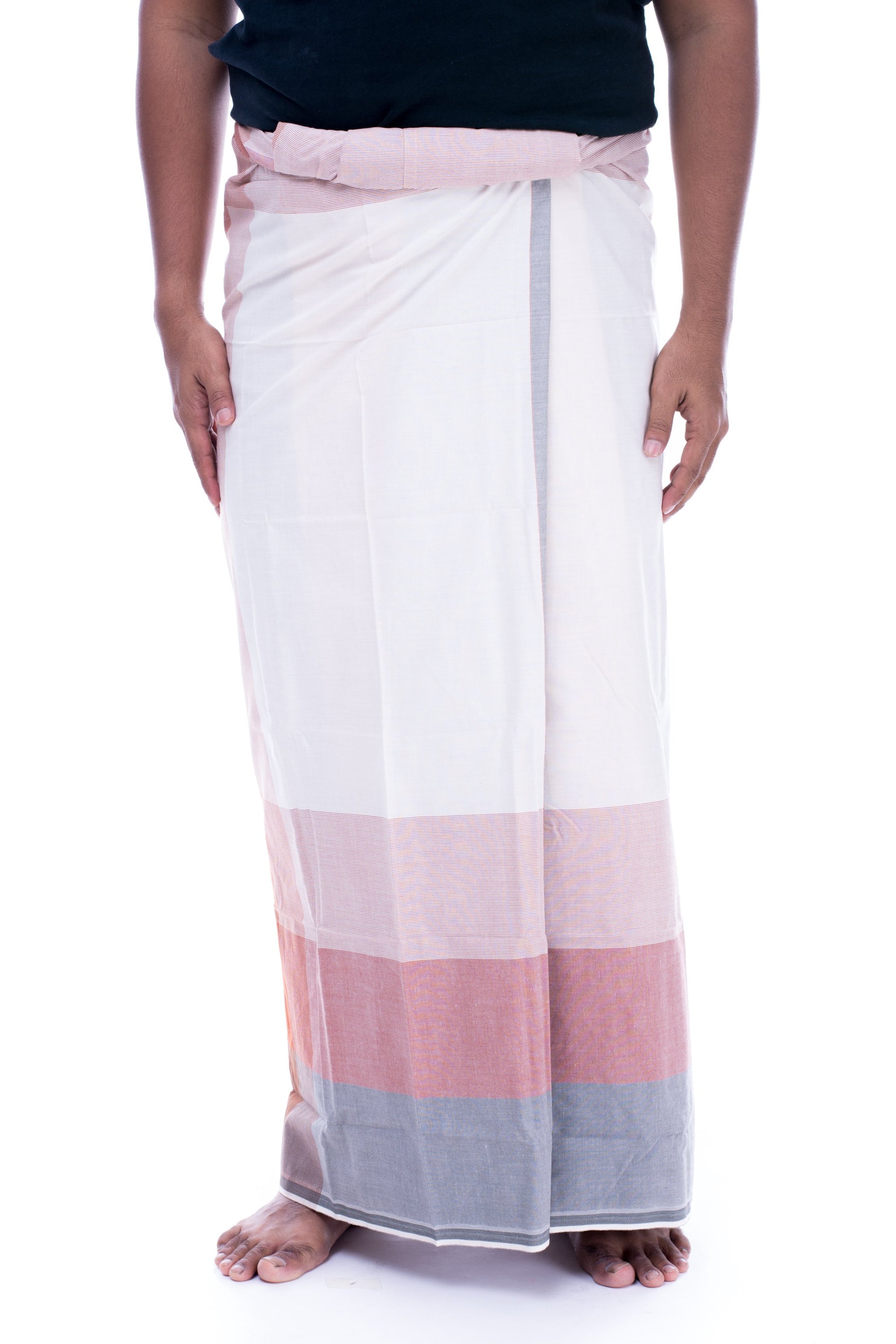 Close-up motif hitam putih pada kain pelikat Gajah Duduk