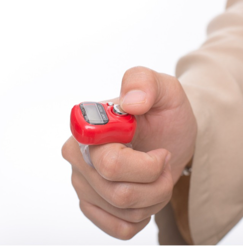 Tasbih digital mini dipakai di jari semasa berzikir